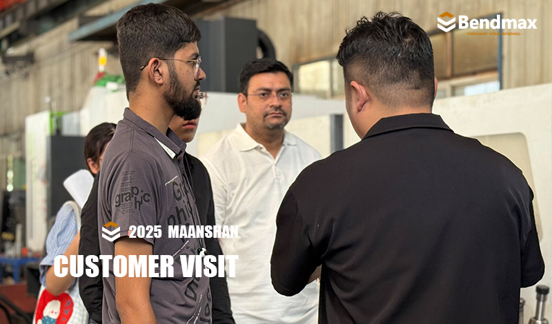 Des clients indiens visitent l'usine Bendmax pour renforcer la coopération.