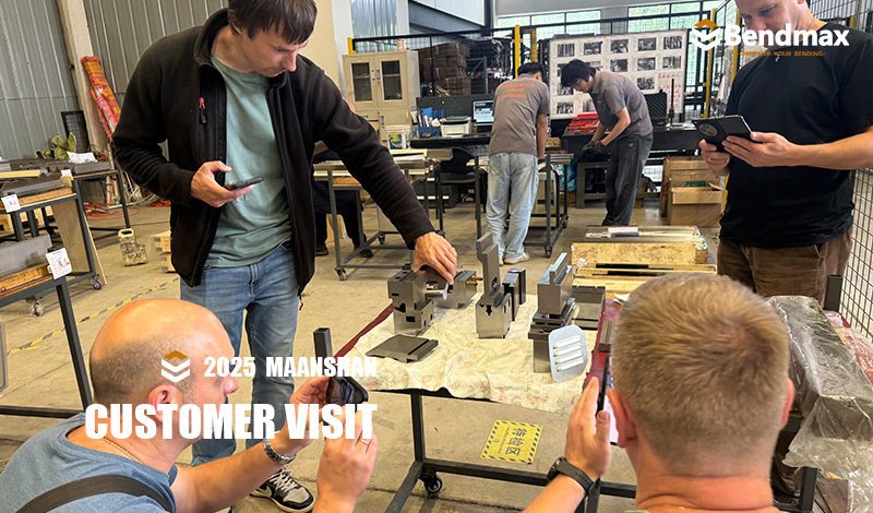 Des solutions d'outillage sur mesure pour presses plieuses impressionnent un client russe grâce à des échantillons exposés.