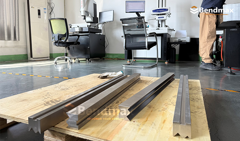 Pourquoi Bendmax accorde-t-il une importance capitale au contrôle strict des processus lors de la production d'outillage pour presses plieuses ?