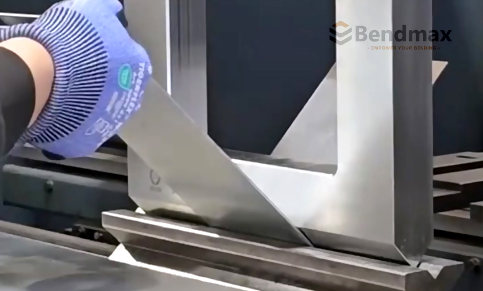 La solution ultime aux interférences de pliage : la poinçonneuse à fenêtre sur mesure Bendmax permet un formage sans couture de pièces en forme de U profondes