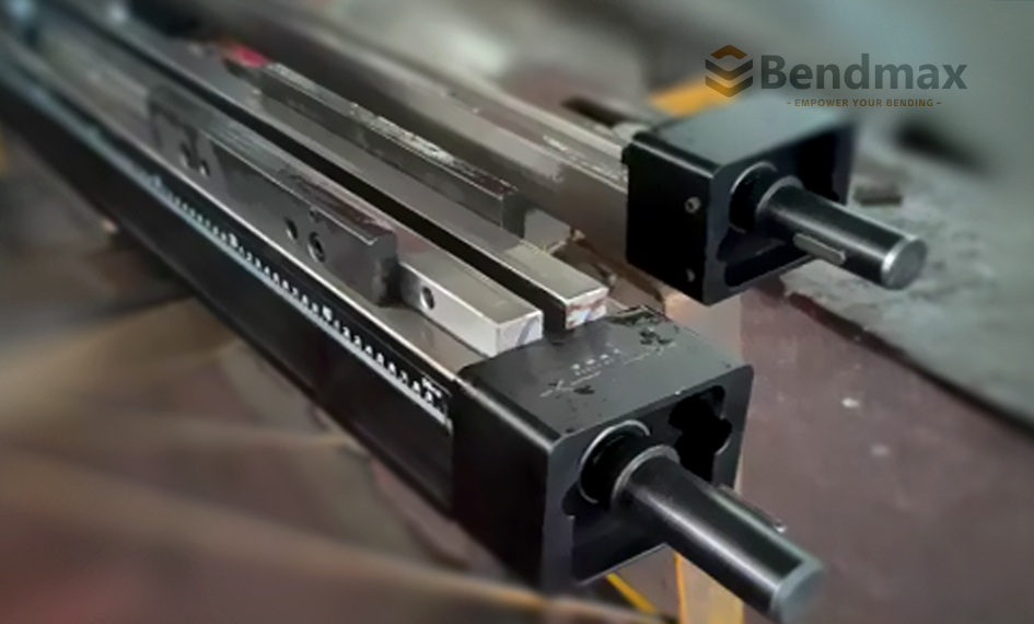 Incohérence d'angle lors du pliage de pièces longues ? Le système de bombage manuel Bendmax résout avec précision le problème de déformation des presses plieuses.