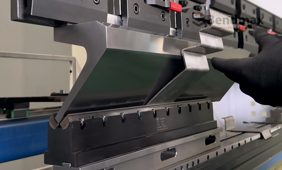 Solution Bendmax : Cintrage sans marques pour un client australien grâce à un outillage de cintrage à ailettes