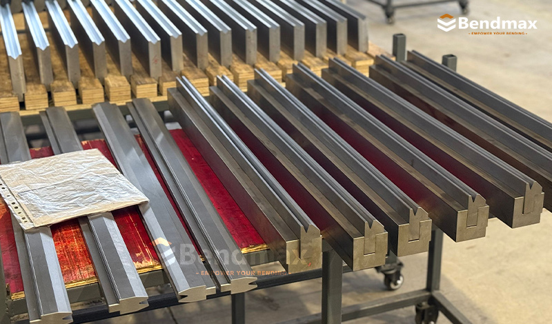 Types d'outillage de pliage et de sertissage pour presses plieuses : un guide complet