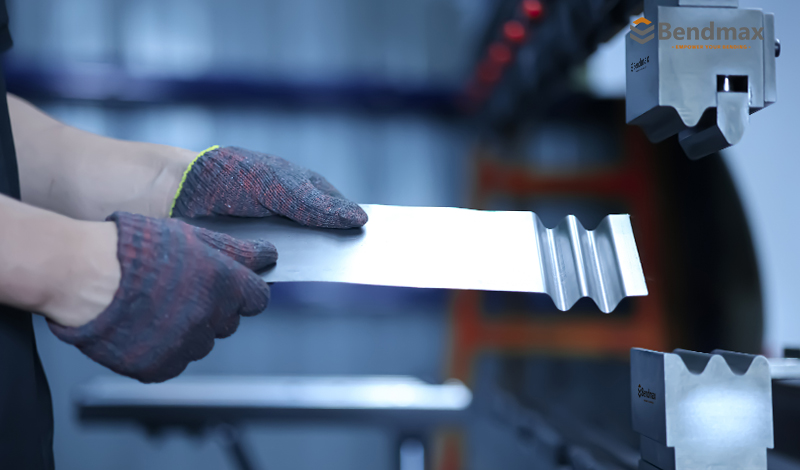 Outillage sur mesure pour presses plieuses : quand les outils standard ne suffisent pas