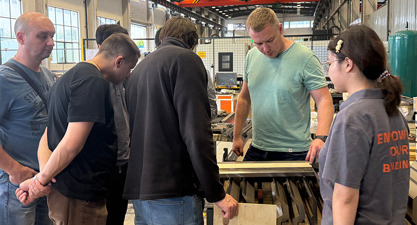 Bendmax provides professional press brake tooling training covering tool selection, bending techniques, setup, and application.